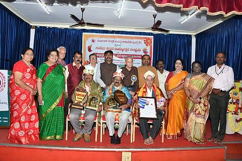 ರಾಜ್ಯ ರಾಜ್ಯೋತ್ಸವ ಪ್ರಶಸ್ತಿ ಪುರಸ್ಕೃತರಾದ ಅಂಶಿ ಪ್ರಸನ್ನಕುಮಾರ್, ಪ್ರೊ.ಕೆ. ರಾಮಮೂರ್ತಿರಾವ್  ಹಾಗೂ ಸಂಗೀತ ಸೇವಾನಿಧಿ ಪ್ರಶಸ್ತಿ ಪುರಸ್ಕೃತ ಎಸ್.ರಾಮಪ್ರಸಾದ್ ಅವರನ್ನು ಸನ್ಮಾನಿಸಲಾಯಿತು. ಡಾ.ಎಚ್.ವಿ.ನಾಗರಾಜರಾವ್, ಪ್ರೊ.ಮೈಸೂರು ಕೃಷ್ಣಮೂರ್ತಿ, ಡಾ.ಕೆ.ಲೀಲಾ ಪ್ರಕಾಶ್, ಕಿರಣ್ ಸಿಡ್ಲೇಹಳ್ಳಿ, ರಂಗನಾಥ್ ಮೈಸೂರು, ಬಿ.ಆರ್.ಶಿವಕುಮಾರ್, ಸೌಗಂಧಿಕಾ ಜೋಯಿಸ್, ಕೆ.ಟಿ.ಶ್ರೀಮತಿ, ಆರ್.ಎ.ಕುಮಾರ್ ಇದ್ದರು.