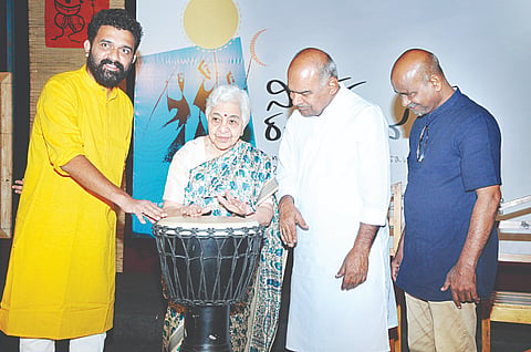 ನಿರಂತರ ರಂಗ ಉತ್ಸವಕ್ಕೆ ಗಣ್ಯರು ಚಾಲನೆ ನೀಡಿದರು. ರಾಮೇಶ್ವರಿ ವರ್ಮಾ, ಪ್ರೊ.ಎಸ್.ಜಿ.ಸಿದ್ದರಾಮಯ್ಯ, ಪ್ರಸಾದ್ ಕುಂದೂರು ಇದ್ದರು.