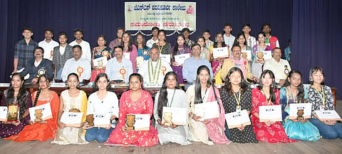 ನಗರದ ಊಟಿ ರಸ್ತೆಯ ಜೆಎಸ್‌ಎಸ್ ಪದವಿಪೂರ್ವ ಕಾಲೇಜಿನಲ್ಲಿ ವಿವಿಧ ಸಾಂಸ್ಕೃತಿಕ ಚಟುವಟಿಕೆಗಳಲ್ಲಿ ವಿಜೇತರಾದ ತಂಡದೊಂದಿಗೆ ಶಾಸಕ ಟಿ.ಎಸ್. ಶ್ರೀವತ್ಸ, ಬಿ.ನಿರಂಜನಮೂರ್ತಿ, ಅಂಶಿ ಪ್ರಸನ್ನಕುಮಾರ್, ಎಂ.ಯೋಗೇಂದ್ರ, ಎಸ್.ನಂಜುಂಡಸ್ವಾಮಿ, ಜಿ.ರಮೇಶ್, ಟಿ.ಅರವಿಂದ ಇದ್ದರು.