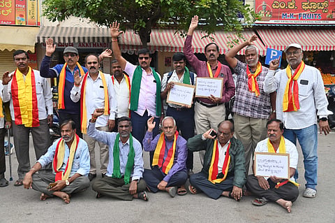 ಬಾಂಗ್ಲಾ ದೇಶದಲ್ಲಿ ಹಿಂದುಗಳ ಹತ್ಯೆ, ಹಿಂಸಾಚಾರ ಖಂಡಿಸಿ ಮೈಸೂರು ಕನ್ನಡ ವೇದಿಕೆಯಿಂದ ನಗರದಲ್ಲಿ  ಪ್ರತಿಭಟನೆ ನಡೆಯಿತು. ಎಸ್.ಬಾಲಕೃಷ್ಣ, ಪ್ಯಾಲೇಸ್ ಬಾಬು, ನಾಲಾಬೀದಿ ರವಿ, ಗೋಪಿ, ಗುರುಬಸಪ್ಪ, ಬೋಗಾದಿ ಸಿದ್ದೇಗೌಡ, ಹರೀಶ್ ಇದ್ದರು.