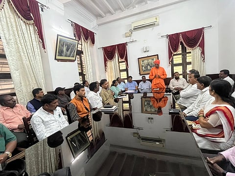 ಸಂವಿಧಾನ ಸಂರಕ್ಷಣಾ ಹೋರಾಟ ಸಮಿತಿ ವತಿಯಿಂದ ಜಲದರ್ಶಿನಿ ಅತಿಥಿಗೃಹದಲ್ಲಿ ಭಾನುವಾರ ಆಯೋಜಿಸಿದ್ದ ಸಭೆಯಲ್ಲಿ  ಶ್ರೀ ಜ್ಞಾನಪ್ರಕಾಶ ಸ್ವಾಮೀಜಿ ಮಾತನಾಡಿದರು. ಎನ್.ಭಾಸ್ಕರ್, ತಿಮ್ಮಯ್ಯ, ಭರತ್ ರಾಮಸ್ವಾಮಿ ಇತರರು ಇದ್ದರು.