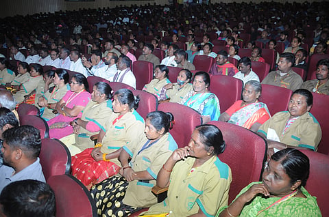 ಮೈಸೂರಿನ ಕಲಾಮಂದಿರದಲ್ಲಿ ಗುರುವಾರ ಸಫಾಯಿ ಕರ್ಮಚಾರಿ ಆಯೋಗ ಹಮ್ಮಿಕೊಂಡಿದ್ದ ಸಭೆಯಲ್ಲಿ ಪಾಲ್ಗೊಂಡ ಪೌರ ಕಾರ್ಮಿಕರು