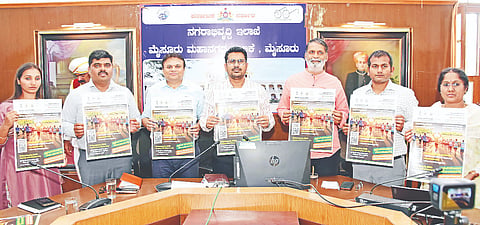 ಸ್ವಚ್ಛ ಸರ್ವೇಕ್ಷಣ ಅಂಗವಾಗಿ ನಗರಪಾಲಿಕೆಯಿಂದ ಆಯೋಜಿಸಿರುವ ಮಾರಥ್ಯಾನ್ ಭಿತ್ತಿಪತ್ರ ಬಿಡುಗಡೆಯಲ್ಲಿ ಶೇಕ್ ತನ್ವೀರ್ ಆಸೀಫ್, ಡಿ.ಶ್ರೀಹರಿ, ಮಂಜುನಾಥ್, ಸೋಮಶೇಖರ್, ಕೆ. ಎಸ್. ಮೃತ್ಯುಂಜಯ, ಎಸ್.ಮೀನಾಕ್ಷಿ , ಶ್ರೀದೇವಿ ಇದ್ದರು.