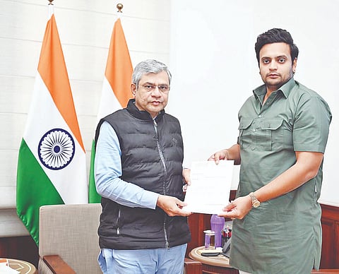 ಮೈಸೂರು-ಕುಶಾಲನಗರ ರೈಲ್ವೆ ಯೋಜನೆ ಕುರಿತು ರೈಲ್ವೆ ಸಚಿವ ಅಶ್ವಿನಿ ವೈಷ್ಣವ್ ಅವರಿಗೆ ಸಂಸದ ಯದುವೀರ್ ಕೃಷ್ಣದತ್ತ ಚಾಮರಾಜ ಒಡೆಯರ್ ಮನವಿ ಸಲ್ಲಿಸಿದರು.