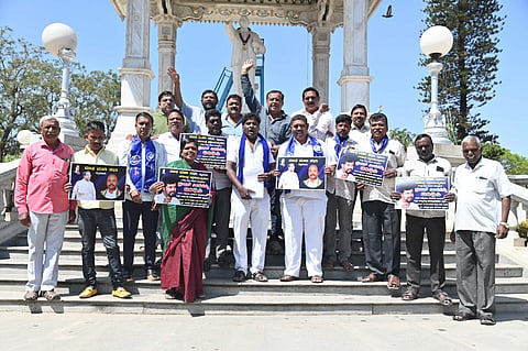  ಮಾಜಿ ಸಂಸದ ಪ್ರತಾಪ್ ಸಿಂಹ ಬಂಧನಕ್ಕೆ ಆಗ್ರಹಿಸಿ ದಲಿತ ಮಹಾ ಸಭಾದಿಂದ ನಗರದಲ್ಲಿ ಶುಕ್ರವಾರ ಪ್ರತಿಭಟನೆ ನಡೆಸಲಾಯಿತು. ಎಸ್.ರಾಜೇಶ್,  ಕುರುಬಾರಹಳ್ಳಿ ಪ್ರಕಾಶ್, ರಾಜಶೇಖರ್ ಇನ್ನಿತರರಿದ್ದರು. 