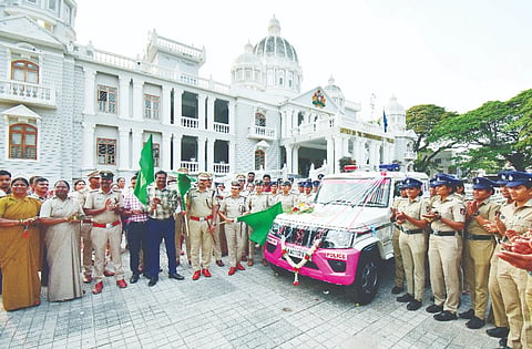 ಮೈಸೂರಿನಲ್ಲಿ ಅಕ್ಕ ಪಡ ವಾಹನಕ್ಕೆ ಸೀಮಾ ಲಾಟ್ಕರ್ ಚಾಲನೆ ನೀಡಿದರು.