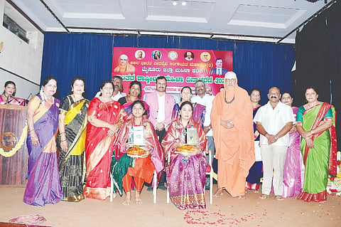 ಮೈಸೂರು ಆಯೋಜಿಸಿದ್ದ ಕಾರ್ಯಕ್ರಮದಲ್ಲಿ  ಡಾ.ಬ್ರಿಂದಾ ಸುಹಾಸ್, ಕೀರ್ತನಾ ಅವರನ್ನು ಸನ್ಮಾನಿಸಲಾಯಿತು. ಶ್ರೀಶಿವರಾತ್ರಿ ದೇಶಿಕೇಂದ್ರ ಸ್ವಾಮೀಜಿ, ಡಾ.ಪಿ.ಶಿವರಾಜು, ಎಚ್.ವಿ.ಬಸವರಾಜು, ಎಂ.ಚಂದ್ರಶೇಖರ್, ಧನ್ಯಾ ಸತ್ಯೇಂದ್ರಮೂರ್ತಿ ಇತರರು ಇದ್ದರು.