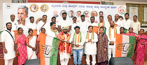 ನಗರದಲ್ಲಿ ಆಯೋಜಿಸಿದ್ದ ಕಾರ್ಯಕ್ರಮದಲ್ಲಿ ಕಾಂಗ್ರೆಸ್ ಸಾಹಿತ್ಯ ಮತ್ತು ಸಾಂಸ್ಕೃತಿಕ ವಿಭಾಗದ ಪದಾಧಿಕರಿಗಳಿಗೆ ಸಾಧುಕೋಕಿಲ ಅಧಿಕಾರ ಹಸ್ತಾಂತರಿಸಿದರು. ಡಾ.ಬಿ.ಜೆ.ವಿಜಯಕುಮಾರ್, ಕಂದೇಗಾಲ ನಾಗೇಶ್, ಕೋಟೆ ಎಂ.ಶಿವಣ್ಣ, ಹೆಡತಲೆ ಮಂಜುನಾಥ್, ಶಿವಪ್ರಸಾದ್, ಬಿ.ಬೋರೇಗೌಡ, ಹೊಸುಂಡಿ ರಘು, ಗಿರೀಶ್, ಸಂತೋಷ್‌ಗೌಡ ಇದ್ದರು