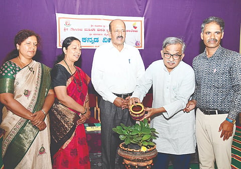 ಶ್ರೀ ನಟರಾಜ ಮಹಿಳಾ ವಸತಿ ಪ್ರಥಮ ದರ್ಜೆ ಕಾಲೇಜಿನಲ್ಲಿ ಶುಕ್ರವಾರ ಆಯೋಜಿಸಿದ್ದ ಕಾರ್ಯಕ್ರಮವನ್ನು ಗಣ್ಯರು ಉದ್ಘಾಟಿಸಿದರು. ಪ್ರೊ.ಒ.ಎಲ್.ನಾಗಭೂಷಣಸ್ವಾಮಿ, ಪ್ರೊ.ಎಸ್.ಶಿವರಾಜಪ್ಪ, ಡಾ.ಶಾರದಾ, ಡಾ.ಜಿ.ಪ್ರಸಾದಮೂರ್ತಿ, ಡಾ.ಜಿ.ಪ್ರಸಾದಮೂರ್ತಿ ಇದ್ದರು.