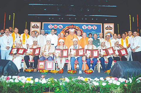 ಮೈಸೂರಿನಲ್ಲಿ ಆಯೋಜಿಸಿದ್ದ ರಾಜ್ಯ ಮಟ್ಟದ ಬಸವ ಜಯಂತಿ ಕಾರ್ಯಕ್ರಮದ ಸಮಾರೋಪ ಸಮಾರಂಭದಲ್ಲಿ ನಾನಾ ಕ್ಷೇತ್ರದ ಸಾಧಕರನ್ನು ಸನ್ಮಾನಿಸಲಾಯಿತು. ಶ್ರೀ ಶಿವರಾತ್ರಿ ದೇಶಿಕೇಂದ್ರ ಸ್ವಾಮೀಜಿ, ಶಂಕರ್ ಮಹದೇವ ಬಿದರಿ, ಶ್ರೀ ಶಿವಸಿದ್ದೇಶ್ವರ ಸ್ವಾಮೀಜಿ, ಶ್ರೀ ಮಹಾಂತ ಸ್ವಾಮೀಜಿ, ಟಿ.ಎಸ್.ಶ್ರೀವತ್ಸ, ಡಾ.ಸಿ.ಸೋಮಶೇಖರ್, ತೋಂಟದಾರ್ಯ ಇತರರು ಇದ್ದರು.