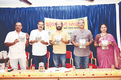 ನಗರದ ಇಂಜಿನಿಯರುಗಳ ಸಂಸ್ಥೆಯಲ್ಲಿ ಆಯೋಜಿಸಿದ್ದ ಕಾರ್ಯಕ್ರಮದಲ್ಲಿ ‘ಭೂಮಿಗೆ ರಾಗಿ ಬಂದಿದ್ದು’ ಪುಸ್ತಕ ಬಿಡುಗಡೆಗೊಂಡಿತು. ಸತೀಶ್ ತಿಪಟೂರು, ಡಾ.ಆರ್.ಸಂತೋಷ್ ನಾಯಕ್, ಜಿ.ಕೃಷ್ಣಪ್ರಸಾದ್, ರೂಪಾ ಮಾಚಿಗಣಿ, ಮಲ್ಲಿಕಾರ್ಜುನ ಹೊಸಪಾಳ್ಯ ಇದ್ದರು.