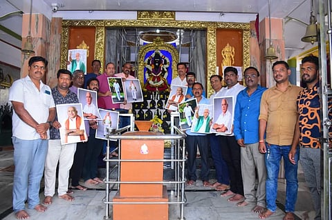 ಚಿತ್ರದುರ್ಗದಲ್ಲಿ ಆಯೋಜಿಸಿರುವ ಬಿ.ಎಸ್.ಯಡಿಯೂರಪ್ಪ ಅವರು ಅಭಿಮಾನೋತ್ಸವ ಹಿನ್ನೆಲೆಯಲ್ಲಿ ನಗರದ 101 ಗಣಪತಿ ದೇವಸ್ಥಾನದಲ್ಲಿ ಅವರ ಹೆಸರಿನಲ್ಲಿ ವಿಶೇಷ ಪೂಜೆ ಸಲ್ಲಿಸಲಾಯಿತು. ಸಂದೇಶ್ ಸ್ವಾಮಿ, ಮಾ.ವಿ.ರಾಮಪ್ರಸಾದ್, ಎಂ.ಡಿ.ಪಾರ್ಥಸಾರಥಿ, ಜಗದೀಶ್, ಗಿರೀಶ್, ರಾಕೇಶ್‌ಭಟ್, ಪಡುವಾರಹಳ್ಳಿ ರಾಮಕೃಷ್ಣ, ದೂರ ರಾಜಣ್ಣ, ಆನಂದ್, ಸಂದೀಪ್, ನಾಗೇಶ್ ಯಾದವ್ ಇತರರಿದ್ದರು.