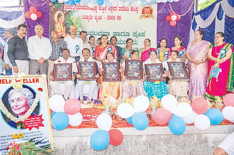 ತಿಲಕ್‌ನಗರದ ಹೆಲೆನ್ ಕೆಲ್ಲರ್ ಸರ್ಕಾರಿ ಶ್ರವಣದೋಷವುಳ್ಳ ಮಕ್ಕಳ ಶಿಕ್ಷಕರ ತರಬೇತಿ ಕೇಂದ್ರದಲ್ಲಿ ಶನಿವಾರ ಹಳೆಯ ವಿದ್ಯಾರ್ಥಿಗಳ ಬಳಗದಿಂದ ಆಯೋಜಿಸಿದ್ದ ಗುರುವಂದನ ಹಾಗೂ ಸ್ನೇಹ ಸಮ್ಮಿಲನ ಕಾರ್ಯಕ್ರಮದಲ್ಲಿ ಡಾ.ಸುಜಾತಾ ಅಕ್ಕಿ, ಇಂದಿರಾ ನಾಯರ್, ಆರ್.ರಾಘವೇಂದ್ರ, ಮೀರಜ್, ಎಚ್.ಎಸ್.ಮುರುಳಿ , ರಂಗನಾಥ್, ತಾರಾಮಣಿ, ಎ.ಸುರೇಶ್, ಡಾ.ಶಾಂಭವಿಸ್ವಾಮಿ, ಕನ್ಯಾ ಇತರರು ಇದ್ದರು.