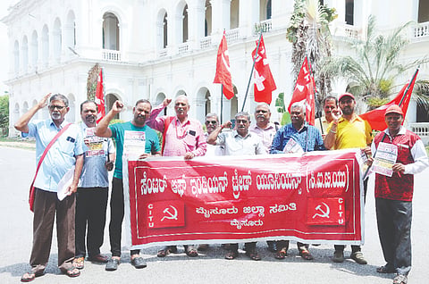 ಬಿಜೆಪಿ ನೇತೃತ್ವದ ಕೇಂದ್ರ ಸರ್ಕಾರದ ವಿರುದ್ಧ  ಸಿಐಟಿಯು ಕಾರ್ಯಕರ್ತರು ನಗರದಲ್ಲಿ ಪ್ರತಿಭಟನೆ ನಡೆಸಿದರು. ಎಂ.ಅಣ್ಣಪ್ಪ, ಎನ್.ಕೆ.ಬಾಲಾಜಿರಾವ್, ಜಯರಾಂ ಇತರರು ಇದ್ದರು.