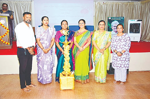 ಎಂಎಂಕೆ ಮತ್ತು ಎಸ್‌ಡಿಎಂ ಬಾಲಕಿಯರ ಪದವಿ ಪೂರ್ವ ಕಾಲೇಜಿನಲ್ಲಿ ಗುರುವಾರ ವಿದ್ಯಾರ್ಥಿನಿಯರ ಪಾಲಕರಿಗೆ ಅಭಿವಿನ್ಯಾಸ ಕಾರ್ಯಕ್ರಮದಲ್ಲಿ ಆಯೋಜಿಸಲಾಗಿತ್ತು. ಎಸ್.ಪಿ. ಶೋಭಾ, ಪ್ರೊ. ಎನ್.ಭಾರತಿ, ಎಸ್.ಲತಾ ಇತರರಿದ್ದರು.