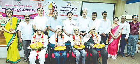 ನಗರದ ಶೇಷಾದ್ರಿಪುರಂ ಸ್ವತಂತ್ರ ಪದವಿಪೂರ್ವ ಕಾಲೇಜಿನಲ್ಲಿ ಆಯೋಜಿಸಿದ್ದ ಕಾರ್ಯಕ್ರಮದಲ್ಲಿ ಶತಾಯುಷಿ ಬಸವ ಮಾರ್ಗಿಗಳನ್ನು ಸನ್ಮಾನಿಸಲಾಯಿತು. ಪ್ರೊ.ಎಸ್.ಶಿವರಾಜಪ್ಪ, ಡಾ.ವೂಡೇ ಪಿ.ಕೃಷ್ಣ, ಹೆಳವರಹುಂಡಿ ಸಿದ್ದಪ್ಪ, ಅಂಶಿ ಪ್ರಸನ್ನಕುಮಾರ್, ಎಂ.ಚಂದ್ರಶೇಖರ್ ಬಿ.ಎಂ.ಅನಂತರಾಮ್, ಡಾ.ಸೌಮ್ಯಾ ಈರಪ್ಪ ಇದ್ದರು.
