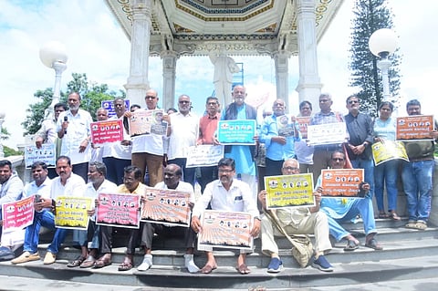 ವಿವಿಧ ಪ್ರಗತಿಪರ ಸಂಘಟನೆಗಳ ಮುಖಂಡರು ಶನಿವಾರ ಪುರಭವನದ ಎದುರು ಪ್ರತಿಭಟನೆ ನಡೆಸಿದರು. ಪ್ರೊ.ಕಾಳಚನ್ನೇಗೌಡ, ದೇವಗಳ್ಳಿ ಸೋಮಶೇಖರ್, ಸವಿತಾ ಪ.ಮಲ್ಲೇಶ್ ಇತರರು ಇದ್ದರು.
