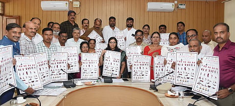 ಜಿಲ್ಲಾಧಿಕಾರಿಗಳ ಕಚೇರಿ ಸಭಾಂಗಣದಲ್ಲಿ ಸೋಮವಾರ ಆಯೋಜಿಸಿದ್ದ ಪೂರ್ವಭಾವಿ ಸಭೆಯಲ್ಲಿ ಯೋಗ ದಿನದ ಪೋಸ್ಟರ್ ಬಿಡುಗಡೆ ಮಾಡಲಾಯಿತು. ಆರ್.ಐಶ್ವರ್ಯ, ಡಾ.ರೇಣುಕಾ ದೇವಿ, ಶ್ರೀಹರಿ, ರಾಘವೇಂದ್ರ, ಪ್ರಭು ಇತರರಿದ್ದರು.