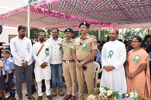 ನಗರದ ಸಾತಗಳ್ಳಿಯಲ್ಲಿರುವ ಡೀಪಾಲ್ ಪಬ್ಲಿಕ್ ಶಾಲೆಯಲ್ಲಿ ಡ್ರಗ್ಸ್ ಫ್ರೀ ಮೈಸೂರು ಜಾಗೃತಿ ಅಭಿಯಾನ ಅಂಗವಾಗಿ ಆಯೋಜಿಸಿದ್ದ ಜಾಥಾ ಕಾರ್ಯಕ್ರಮದಲ್ಲಿ ಎಸ್.ನಾಗೇಶ್, ಫಾದರ್ ಜೋಮೆಸ್, ಹನೀಫ್ ಅಜೀಜ್, ಶಿವಕುಮಾರ್, ಡಾ.ಅಯೂಬ್ ಅಹಮದ್ ಇತರರು ಇದ್ದರು. 