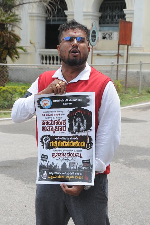 ಹಳೆ ಜಿಲ್ಲಾಧಿಕಾರಿ ಕಚೇರಿ ಬಳಿ ಸೋಮವಾರ ಆರ್ಯನ್ ಗಂಧದಗುಡಿ ಏಕಾಂಗಿ ಪ್ರತಿಭಟನೆ ನಡೆಸಿದರು.
