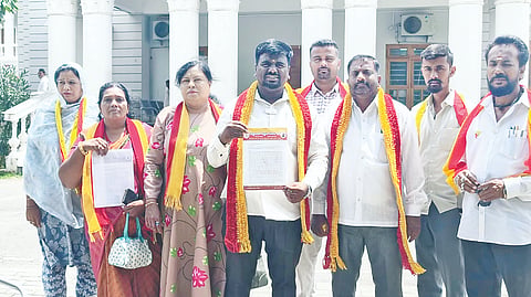 ನಗರದಲ್ಲಿ ಮಸಾಜ್ ಪಾರ್ಲರ್, ಸ್ಪಾ ಹಾಗೂ ವೆಲ್‌ನೆಸ್ ಕೇಂದ್ರದ ಹೆಸರಿನಲ್ಲಿ ನಡೆಯುತ್ತಿರುವ ಕಾನೂನುಬಾಹಿರ ಚಟುವಟಿಕೆಗಳಿಗೆ ಕಡಿವಾಣ ಹಾಕುವಂತೆ ಕನ್ನಡಾಂಬೆ ರಕ್ಷಣಾ ವೇದಿಕೆಯಿಂದ ಪೊಲೀಸರಿಗೆ ಮನವಿ ಸಲ್ಲಿಸಲಾಯಿತು. ಬಿ.ಬಿ. ರಾಜಶೇಖರ್, ನಂಜುಂಡ, ತಾರಾ, ಹರೀಶ್, ಶಶಿಕಲಾ, ಪರ್ವೀನ್ ತಾಜ್ ಇತರರು ಇದ್ದರು.