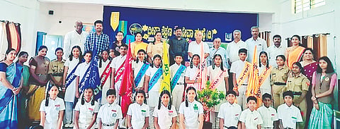 ‘ದೀಪ ಪ್ರೌಢಶಾಲೆ’ಯ ವಿದ್ಯಾರ್ಥಿ ಸಂಘ ಮತ್ತು ದೀಪ ಹಸಿರುಪಡೆಯ ಉದ್ಘಾಟನೆ ಕಾರ್ಯಕ್ರಮದಲ್ಲಿ ‘ಮ್ಯಾನ್’ ಮನು, ಸುಬ್ಬರಾವ್, ಸದಾಶಿವ ಪೂಜಾರಿ, ಬಾಲಕೃಷ್ಣ, ಪ್ರಣಿತಾ, ಶಿಲ್ಪಾ ಜಗದೀಶ್, ತುಳಸಿ, ಡಿ.ರವಿಶಂಕರ್, ಸಂತೋಷ್ ಇತರರಿದ್ದರು.