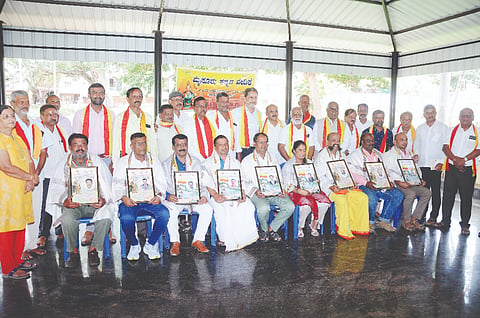 ನಗರದಲ್ಲಿ ಮೈಸೂರು ಕನ್ನಡ ವೇದಿಕೆಯಿಂದ ಆಯೋಜಿಸಿದ್ದ ಕಾರ್ಯಕ್ರಮದಲ್ಲಿ ವಿವಿಧ ಕ್ಷೇತ್ರದವರಿಗೆ ಪ್ರಶಸ್ತಿ ಪ್ರದಾನ ಮಾಡಿ ಗೌರವಿಸಲಾಯಿತು. ಎ.ಬಿ.ಇಬ್ರಾಹಿಂ, ಕೆ.ಬಿ.ಲಿಂಗರಾಜು, ನಟರಾಜ್ ಜೋಯಿಸ್, ಮಹೇಂದ್ರ ಇತರರು ಇದ್ದರು.