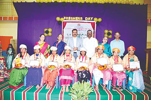 ನಗರದ ಶ್ರೀ ನಟರಾಜ ಮಹಿಳಾ ವಸತಿ ಪ್ರಥಮ ದರ್ಜೆ ಕಾಲೇಜಿನಲ್ಲಿ ಗುರುವಾರ ಆಯೋಜಿಸಿದ್ದ ಪದಗ್ರಹಣ ಕಾರ್ಯಕ್ರಮದಲ್ಲಿ ವಿದ್ಯಾರ್ಥಿಗಳಿಗೆ ಪ್ರತಿಭಾ ಪುರಸ್ಕಾರ ನೀಡಿ ಗೌರವಿಸಲಾಯಿತು. ಡಾ. ಪಿ. ಶಿವರಾಜು, ಡಾ.ಎಂ.ಶಾರದಾ, ಡಾ.ಎ.ಪುಷ್ಪಾ ಅಯ್ಯಂಗಾರ್ ಇನ್ನಿತರರಿದ್ದರು.