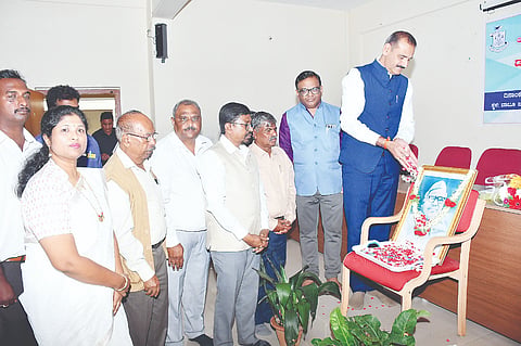  ಮಾನಸಗಂಗೋತ್ರಿಯಲ್ಲಿ ಆಯೋಜಿಸಿದ್ದ  ಪುಣ್ಯಸ್ಮರಣೆ ಕಾರ್ಯಕ್ರಮದಲ್ಲಿ ಡಾ.ಬಾಬು ಜಗಜೀವನರಾಮ್ ಭಾವಚಿತ್ರಕ್ಕೆ ಮೈವಿವಿ ಕುಲಪತಿ ಪ್ರೊ.ಎನ್.ಕೆ.ಲೋಕನಾಥ್ ಪುಷ್ಪ ನಮನ ಸಲ್ಲಿಸದರು. ಡಾ.ಎಲ್.ಕೃಷ್ಣಮೂರ್ತಿ, ಪ್ರೊ.ನಂಜಯ್ಯ ಹೊಂಗನೂರು, ಪ್ರೊ.ಮೈಹಳ್ಳಿ ರೇವಣ್ಣ, ಎಚ್.ಆರ್.ಭೀಮಾಶಂಕರ್ ಇನ್ನಿತರರಿದ್ದರು