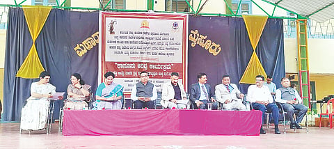 ನಗರದ ಮಹಾರಾಣಿ ಮಹಿಳಾ ಕಲಾ ಕಾಲೇಜಿನಲ್ಲಿ ಆಯೋಜಿಸಿದ್ದ ಕಾನೂನು ಅರಿವು ಕಾರ್ಯಕ್ರಮದಲ್ಲಿ ಮಧುಕರ್ ದೇಶಪಾಂಡೆ, ಪ್ರೊ.ಎಂ.ಎಸ್.ಅನಿತಾ, ಆನಂದ್ ಪಿ.ಹೊಗಡೆ, ನಾಗರಾಜು ಸಿದ್ದಪ್ಪ ಅಂಕಸದೊಡ್ಡಿ, ಸಂತೋಷ್ ನಾಗರಾಳೆ, ಕೆ.ಮಧುಸೂದನ್ ಇನ್ನಿತರರಿದ್ದರು.