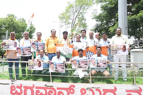 ಮೈಸೂರು ನಗರ (ಜಿಲ್ಲಾ) ಕಾಂಗ್ರೆಸ್ ಸಮಿತಿಯಿಂದ ಸಿದ್ಧಾರ್ಥ ನಗರದ ಭಗವಾನ್ ವೃತ್ತದಲ್ಲಿ ಬುಧವಾರ ಪ್ರತಿಭಟನೆ ನಡೆಯಿತು.