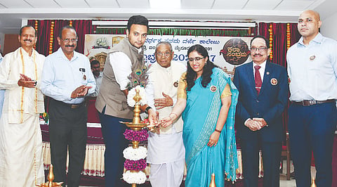 ವಿದ್ಯಾವರ್ಧಕ ಪ್ರಥಮ ದರ್ಜೆ ಕಾಲೇಜಿನಲ್ಲಿ ಆಯೋಜಿಸಿದ್ದ  ಕಲಾಸಂಭ್ರಮ ಕಾರ್ಯಕ್ರಮವನ್ನು ಸಂಸದ ಯದುವೀರ್ ಕೃಷ್ಣದತ್ತ ಚಾಮರಾಜ ಒಡೆಯರ್ ಉದ್ಘಾಟಿಸಿದರು. ಆರ್.ಐಶ್ವರ್ಯಾ, ಗುಂಡಪ್ಪಗೌಡ, ಪಿ.ವಿಶ್ವನಾಥ್, ಶ್ರೀಶೈಲ ರಾಮಣ್ಣವರ್, ಕೆ.ಸಿ.ತೇಜಸ್ ಬಾಬು ಇನ್ನಿತರರಿದ್ದರು.