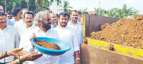 ಕರಿಮುದ್ದನಹಳ್ಳಿ ಕೆರೆಯಲ್ಲಿ ಹೂಳೆತ್ತುತ್ತಿದ್ದ ಸ್ಥಳಕ್ಕೆ ಭೇಟಿ ನೀಡಿದ್ದ ಸಚಿವ ಈಶ್ವರ ಬಿ. ಖಂಡ್ರೆ ಅವರು ಶ್ರಮದಾನ ಮಾಡಿ ಗಮನ ಸೆಳೆದರು. ಹರೀಶ್ ಗೌಡ, ಎಚ್.ಪಿ.ಮಂಜುನಾಥ್, ಯುಕೇಶ್‌ಕುಮಾರ್ ಇನ್ನಿತರರಿದ್ದರು.