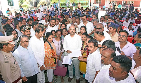 ನಗರದ ಚಿಕ್ಕಮ್ಮಾನಿಕೇತನ ಕಲ್ಯಾಣ ಮಂಟಪದಲ್ಲಿ ಆಯೋಜಿಸಿದ್ದ ಬೃಹತ್ ಉದ್ಯೋಗ ಮೇಳವನ್ನು ಸಚಿವ ಡಾ.ಯತೀಂದ್ರ ಸಿದ್ದರಾಮಯ್ಯ ಉದ್ಘಾಟಿಸಿದರು. ಎಂ.ಕೆ.ಸೋಮಶೇಖರ್, ಎಂ.ಲಕ್ಷ್ಮಣ್, ಎಚ್.ಎ.ವೆಂಕಟೇಶ್ ಇತರರಿದ್ದರು.