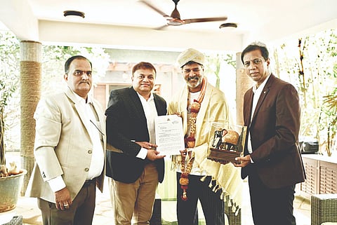  ಯುವ ದಸರಕ್ಕೆ ನೃತ್ಯಮಾಂತ್ರಿಕ ಪ್ರಭುದೇವ ಅವರನ್ನು ಆಹ್ವಾನಿಸಲಾಯಿತು. ಸೋಮಶೇಖರ್, ಅರುಣ್, ಸತ್ಯಮೂರ್ತಿ ಇನ್ನಿತರರಿದ್ದರು.