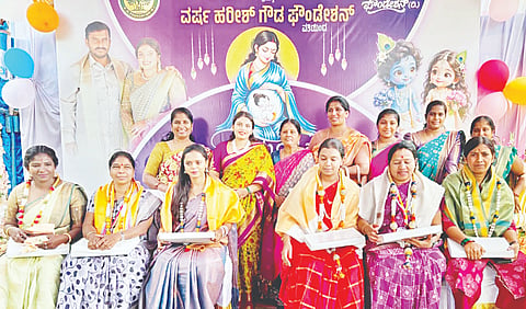 ಹನಗೋಡು ಹೋಬಳಿಯ ಕರಣಕುಪ್ಪೆ ಸರ್ಕಾರಿ ಪ್ರಾಥಮಿಕ ಆರೋಗ್ಯ ಕೇಂದ್ರದ ವೈದ್ಯರು ಹಾಗೂ ಸಿಬ್ಬಂದಿಯನ್ನು ವಿ.ಎಚ್.ಫೌಂಡೇಷನ್ ಅಧ್ಯಕ್ಷೆ ವರ್ಷಾ ಹರೀಶ್ ಗೌಡ ಸನ್ಮಾನಿಸಿದರು. ಡಾ.ಸೌಮ್ಯಾ, ರಾಜೇಶ್ವರಿ, ಶಶಿಕಲಾ ಇತರರು ಇದ್ದರು.