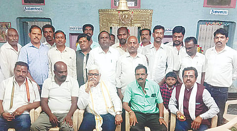 ಪಟ್ಟಣದ ಶ್ರೀ ಕಾಳಿಕಾಂಬ ದೇವಾಲಯದಲ್ಲಿ ಸಮುದಾಯವರೊಂದಿಗೆ ಸಭೆ ನಡೆಸಿದ ವಿಶ್ವಕರ್ಮ ಅಭಿವೃದ್ಧಿ ನಿಗಮದ ರಾಜ್ಯಾಧ್ಯಕ್ಷ ಸುಜ್ಞಾನಮೂರ್ತಿ ನಿಗಮದ ಯೋಜನೆಗಳ ಕುರಿತು ವಿವರಿಸಿದರು. ಕಾರ್ಯದರ್ಶಿ ರೇವಣ್ಣಾಚಾರ್, ನಿವೃತ್ತ ನೌಕರ ಮಂಜುನಾಥ್, ಮುಖಂಡ ಕನ್ನಡ ಸೋಮಣ್ಣ, ಸುಬ್ರಹ್ಮಣ್ಯ, ಅರ್ಚಕ ಮಲ್ಲೇಶ್ ಇದ್ದರು.