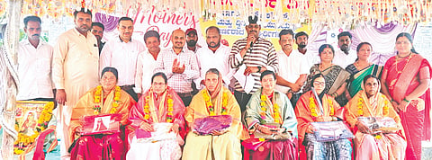 ಔರಾದ್​ ತಾಲೂಕಿನ ವಡಗಾಂವ(ದೇ)ದಲ್ಲಿ ಭಾನುವಾರ ಆಯೋಜಿಸಿದ್ದ ವಿಶ್ವ ತಾಯಂದಿರ ದಿನ ಹಾಗೂ ಎಸ್ಸೆಸ್ಸೆಲ್ಸಿ ಮತ್ತು ಪಿಯುಸಿ ಪರೀಕ್ಷೆಯಲ್ಲಿ ಅಗ್ರಶ್ರೇಣಿ ಪಡೆದ ವಿದ್ಯಾರ್ಥಿಗಳ ಸನ್ಮಾನ ಕಾರ್ಯಕ್ರಮದಲ್ಲಿ ತಾಯಂದಿರನ್ನು ಸನ್ಮಾನಿಸಲಾಯಿತು. ನಸೀಮಾ ಬೇಗಂ, ಸೀರಾಜ್​ ಬೇಗಂ, ಖಾಜಾ ಖಲಿಲುಲ್ಲಾ, ಶ್ರೀದೇವಿ ಗೌಡ, ಮುಖ್ಯಗುರು ಸವಿತಾ ಪಾಟೀಲ್​, ಡಾ.ಸಿದ್ದರಡ್ಡಿ , ನವೀಲಕುಮಾರ ಉತ್ಕಾರ, ಚಂದ್ರಕಾಂತ ಫುಲೆ, ಬಸವ ಚಿಕಲಿಂಗೆ, ಕಲೀಮ ಉಲ್ಲಾ, ಸೆಫಿಯುಲ್ಲಾ, ಇದ್ದರು. 