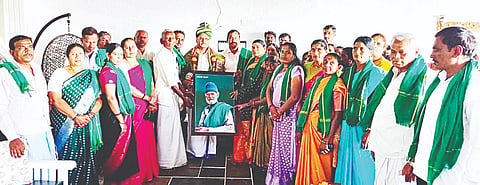 ಅರಕಲಗೂಡು ತಾಲೂಕಿನ ದೊಡ್ಡಮಗ್ಗೆ ಗ್ರಾಮದಲ್ಲಿ ಬುಧವಾರ ಆಯೋಜಿಸಿದ್ದ ಕೃಷಿ ಮಾಹಿತಿ ಕಾರ್ಯಾಗಾರದಲ್ಲಿ ಕನ್ನಡ ರಾಜ್ಯೋತ್ಸವ ಪ್ರಶಸ್ತಿ ಪುರಸ್ಕೃತ ಎಂ.ಸಿ.ರಂಗಸ್ವಾಮಿ ಅವರಿಗೆ ರೈತ ಸಂಘದ ಸಂಸ್ಥಾಪಕರಾದ ಪ್ರೊ. ನಂಜುಂಡಸ್ವಾಮಿ ಅವರ ಭಾವಚಿತ್ರವನ್ನು ನೆನಪಿನ ಕಾಣಿಕೆಯಾಗಿ ನೀಡಿ ಸನ್ಮಾನಿಸಲಾಯಿತು. ಯೋಗಣ್ಣ, ಕೃಷ್ಣೇಗೌಡ, ವೀರೇಂದ್ರ, ಶಿವಣ್ಣ, ಕಮಲಮ್ಮ ಇತರರಿದ್ದರು.