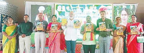 ಅರಕಲಗೂಡಿನಲ್ಲಿ ಹಮ್ಮಿಕೊಂಡಿದ್ದ ಐಸಿಡಿಎಸ್ ಸುವರ್ಣ ಸಂಭ್ರಮ ಮತ್ತು ಅಂತಾರಾಷ್ಟ್ರೀಯ ಮಹಿಳಾ ದಿನಾಚರಣೆ ಕಾರ್ಯಕ್ರಮದಲ್ಲಿ ಲೇಖಕ ಸುಂದರೇಶ್ ಡಿ. ಉಡುವಾರೆ ಅವರ ಕೃತಿಯನ್ನು ಬಿಡುಗಡೆ ಮಾಡಲಾಯಿತು. ಶಾಸಕ ಎ. ಮಂಜು, ಚಂದ್ರಕಲಾ, ವೆಂಕಟೇಶ್, ಸಂತೋಷ್, ಮೀನಾ, ಸುಂದರೇಶ್ ಇತರರಿದ್ದರು.