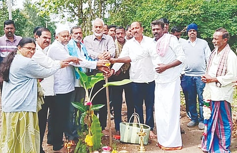 ಅರಕಲಗೂಡು ತಾಲೂಕಿನ ಸೋಮನಹಳ್ಳಿ ಗ್ರಾಮದಲ್ಲಿ ಸಿಮೆಂಟ್ ರಸ್ತೆ  ನಿರ್ಮಾಣ ಕಾಮಗಾರಿಗೆ ಶಾಸಕ ಎ. ಮಂಜು ಭೂಮಿಪೂಜೆ ನೆರವೇರಿಸಿದರು. ಧನಲಕ್ಷ್ಮೀ, ನರಸೇಗೌಡ, ಕೃಷ್ಣೇಗೌಡ ಇತರರಿದ್ದರು.  