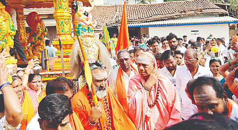 ಅರಕಲಗೂಡು ತಾಲೂಕಿನ ಬಸವಾಪಟ್ಟಣಕ್ಕೆ ಆಗಮಿಸಿದ ಕಾಶಿ ಜಗದ್ಗುರು ಜ್ಞಾನ ಪೀಠದ ಡಾ. ಚಂದ್ರಶೇಖರ ವಿಶ್ವಾರಾಧ್ಯ ಶ್ರೀಗಳನ್ನು ಭಕ್ತರು ಸಂಭ್ರಮದಿಂದ ಸ್ವಾಗತಿಸಿದರು. ಶ್ರೀ ಡಾ. ಮಹೇಶ್ವರಚಾರ್ಯ ಸ್ವಾಮೀಜಿ, ಶ್ರೀ ಸಿದ್ದೇಶ್ವರ ಸ್ವಾಮೀಜಿ, ಕೆಂಡಗಣ್ಣ, ರವಿ ಇತರರಿದ್ದರು.   