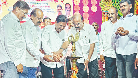 ಅರಕಲಗೂಡು ತಾಲೂಕಿನ ಮರಡಿ ಗ್ರಾಮದಲ್ಲಿ ಆಯೋಜಿಸಿದ್ದ ಸಂಪೂರ್ಣ ರಾಮಾಯಣ ಅಥವಾ ಪಿತೃವಾಕ್ಯ ಪರಿಪಾಲನೆ ಪೌರಾಣಿಕ ನಾಟಕ ಸಮಾರಂಭವನ್ನು  ಸಮಾಜ ಸೇವಕ ಎಂ.ಟಿ. ಕೃಷ್ಣೇಗೌಡ ಉದ್ಘಾಟಿಸಿದರು. ಸೋಮಶೇಖರ್, ಜವರೇಗೌಡ, ವೆಂಕಟೇಶ್, ಪರಮೇಶ್ ಇತರರಿದ್ದರು.