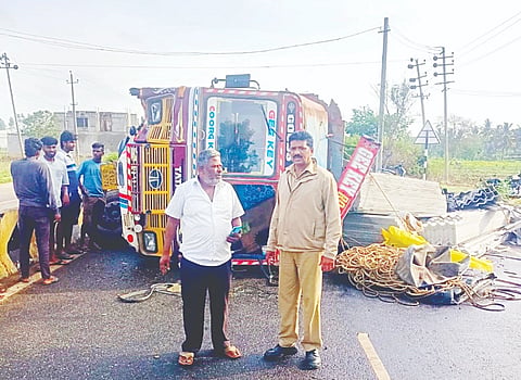 ಅರಕಲಗೂಡು ತಾಲೂಕಿನ ಬರಗೂರು ಗ್ರಾಮದಲ್ಲಿ ಡಿವೈಡರ್‌ಗೆ ಲಾರಿ ಡಿಕ್ಕಿ ಹೊಡೆದು ಸಿಮೆಂಟ್ ಶೀಟ್‌ಗಳು ರಸ್ತೆಯಲ್ಲಿ ಬಿದ್ದಿರುವುದು.