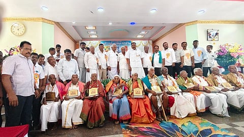  ಅರಸೀಕೆರೆ ನಗರದ ಗಂಗಾಪರಮೇಶ್ವರಿ ಸಮುದಾಯ ಭವನದಲ್ಲಿ ಆಯೋಜಿಸಿದ್ದ ಅಂಬಿಗರ ಚೌಡಯ್ಯ ಜಯಂತಿಯಲ್ಲಿ ಹಿರಿಯ ನಾಗರಿಕರನ್ನು ಗೌರವಿಸಲಾಯಿತು. ಕೆ.ಎಂ.ಶಿವಲಿಂಗೇಗೌಡ, ಧರ್ಮಶೇಖರ್, ಲಕ್ಷ್ಮಣ್, ಜಾಜೂರು ಸಿದ್ದೇಶ್, ರಮೇಶ್ ಇತರರಿದ್ದರು.