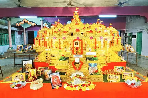 ಭದ್ರಾವತಿ ನಗರದ ಬಸವೇಶ್ವರ ವೃತ್ತದಲ್ಲಿರುವ ಶ್ರೀ ಕನ್ನಿಕಾ ಪರಮೇಶ್ವರಿ ಅಮ್ಮನವರ ದೇವಸ್ಥಾನ ವಾಸವಿ ಮಹಲ್‌ನಲ್ಲಿ ಪ್ರದರ್ಶಕ್ಕೆ ಇಟ್ಟಿರುವ ಅಯೋಧ್ಯೆ ಶ್ರೀರಾಮ ಸುವರ್ಣ ಮಂದಿರ.