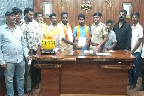 ಮಲ್ಲಿಕಾರ್ಜುನ ಖರ್ಗೆ ಹೇಳಿಕೆ ಖಂಡಿಸಿ ಭದ್ರಾವತಿಯಲ್ಲಿ ವಿವಿಧ ಪೊಲೀಸ್ ಠಾಣೆಗಳಿಗೆ ಬಿಜೆಪಿ ಯುವ ಮೋರ್ಚಾ ಪ್ರಮುಖರು ದೂರು ಸಲ್ಲಿಸಿದರು. ಪ್ರಜ್ವಲ್, ಲಿಖಿತ್, ಪ್ರದೀಪ್, ರಘುರಾವ್, ಜಿ.ಧರ್ಮಪ್ರಸಾದ್ ಇತರರಿದ್ದರು.
