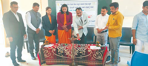 ಭಟ್ಕಳದ ತಾಲೂಕು ಕಾನೂನು ಸೇವಾ ಸಮಿತಿ ವತಿಯಿಂದ ಸರ್ಕಾರಿ ಪ್ರಥಮ ದರ್ಜೆ ಕಾಲೇಜ್‌ನಲ್ಲಿ ಮಾನವ ಹಕ್ಕುಗಳ ದಿನಾಚರಣೆ ಏರ್ಪಡಿಸಲಾಗಿತ್ತು. ಶ್ರೀಕಾಂತ ಕುರಣೆ, ದೀಪಾ ಅರಳಗುಂಡಿ, ನಾಗೇಶ ಶೆಟ್ಟಿ ಇತರರಿದ್ದರು.