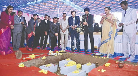 ಭಟ್ಕಳದ ನ್ಯಾಯಾಲಯಗಳ ಸಂಕೀರ್ಣದಲ್ಲಿ ನ್ಯಾಯಾಧೀಶರ ನೂತನ ವಸತಿ ಗೃಹಗಳ ಕಟ್ಟಡಗಳಿಗೆ ಕರ್ನಾಟಕ ರಾಜ್ಯ ಉಚ್ಛ ನ್ಯಾಯಾಲಯದ ನ್ಯಾಯಾಧೀಶ ಹಾಗೂ ಉತ್ತರ ಕನ್ನಡ ಜಿಲ್ಲೆಯ ಆಡಳಿತಾತ್ಮಕ ನ್ಯಾಯಾಧೀಶ ಪ್ರದೀಪ ಸಿಂಗ್ ಯರೂರ್ ಅಡಿಗಲ್ಲು ಸಮಾರಂಭ ನಡೆಸಿಕೊಟ್ಟರು. ಎಸ್.ಜಿ. ಪಂಡಿತ್, ಕಾಂತ ಕುರಣಿ, ದೀಪಾ ಅರಳಗುಂಡಿ, ಧನವತಿ ಇದ್ದರು.