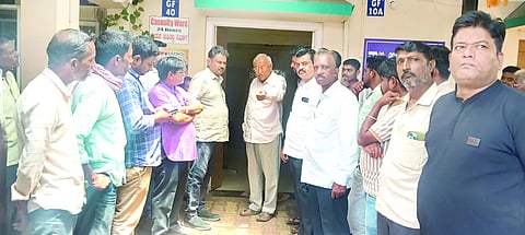 ಬೈಲಹೊಂಗಲದಲ್ಲಿ ಮಳೆಯಿಂದ ಹಾನಿಗೊಳಗಾದ ಡಾ.ಬಿ.ಎಸ್.ಮಹಾಂತಶೆಟ್ಟಿ ಆಸ್ಪತ್ರೆಗೆ ಬಿಜೆಪಿ ಮುಖಂಡ ವಿಜಯ ಮೆಟಗುಡ್ಡ ಭೇಟಿ ನೀಡಿ ಪರಿಶೀಲಿಸಿದರು. ಗುರು ಮೆಟಗುಡ್ಡ, ಸುಭಾಸ ತುರಮರಿ, ಶಿವಾನಂದ ಬಡ್ಡಿಮನಿ, ಲಕ್ಕಪ್ಪ ಕಾರಗಿ, ಸಚಿನ ಕಡಿ, ಪ್ರುಲ್ ಪಾಟೀಲ, ಗುರು ಅಂಗಡಿ ಇತರರಿದ್ದರು.